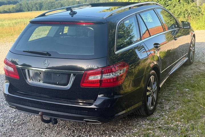 Sort Mercedes E300 d fra 2012