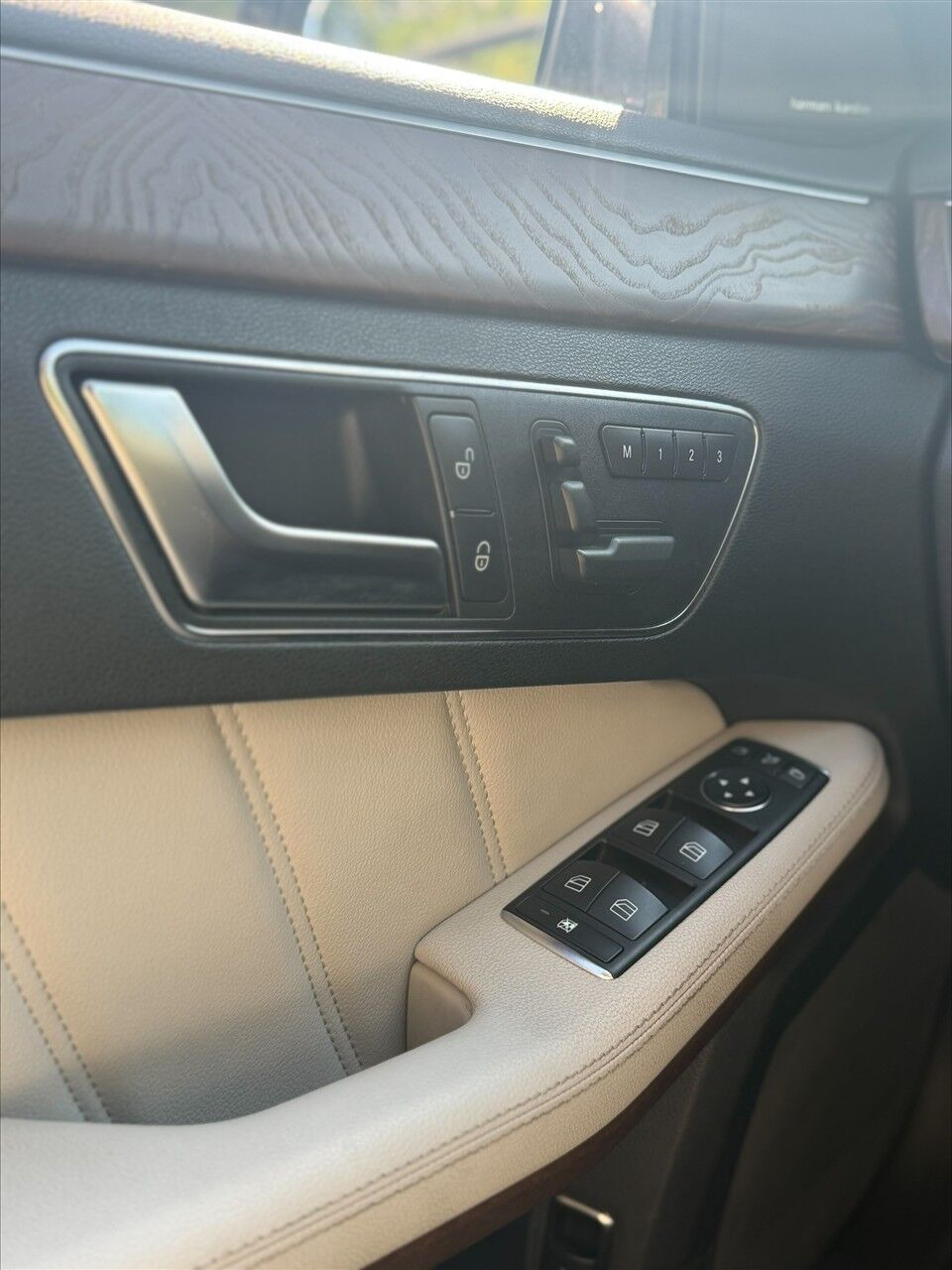 Sort Mercedes E300 d fra 2012 set indefra