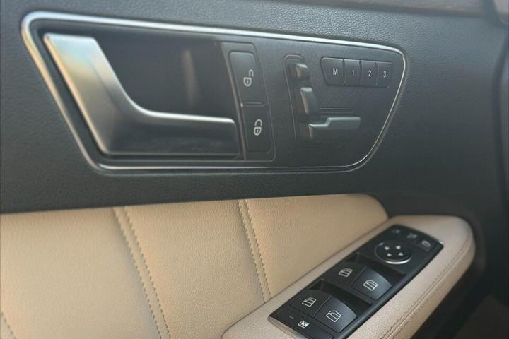 Sort Mercedes E300 d fra 2012 set indefra