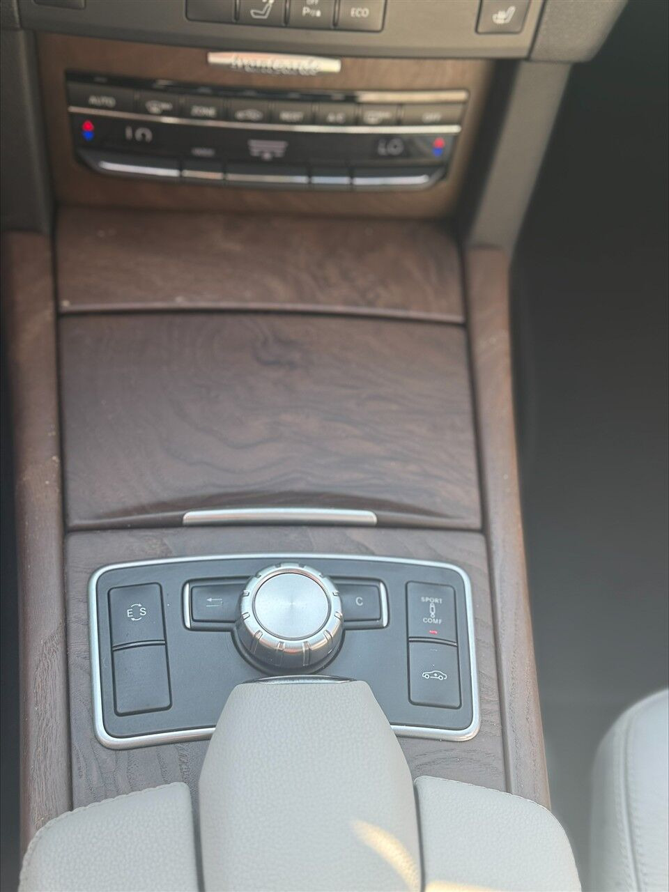 Sort Mercedes E300 d fra 2012 set indefra