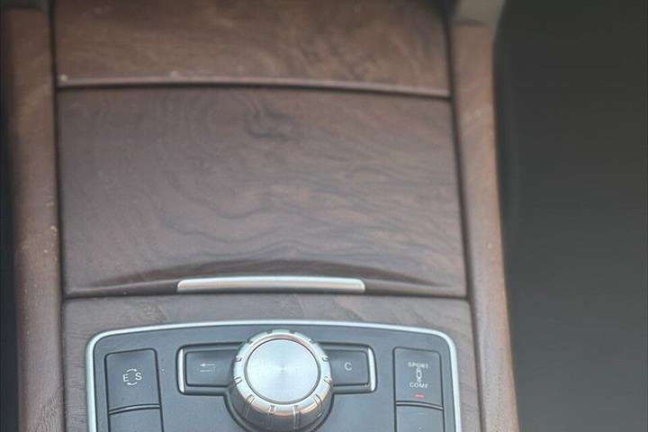 Sort Mercedes E300 d fra 2012 set indefra