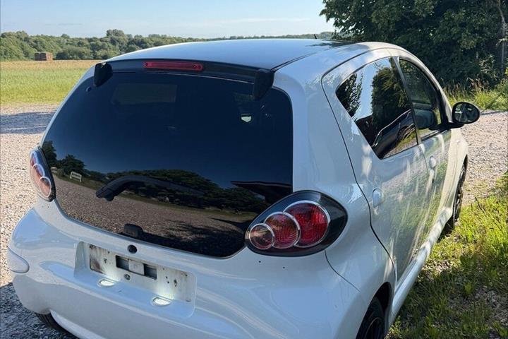 Hvid Toyota Aygo fra 2013