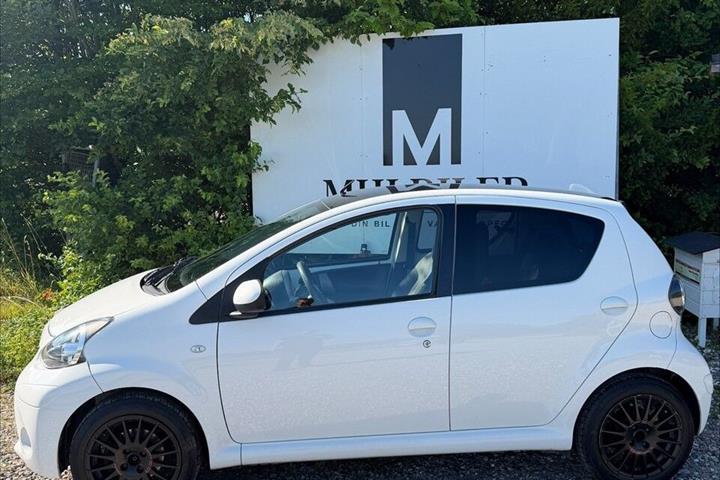 Hvid Toyota Aygo fra 2013