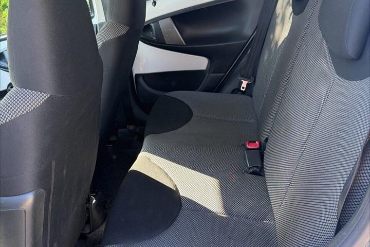 Hvid Toyota Aygo fra 2013
