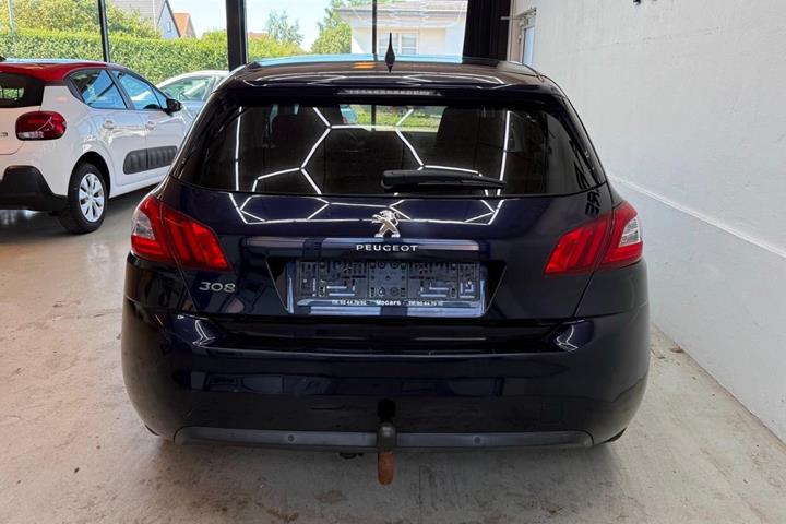 Blå Peugeot 308 fra 2016