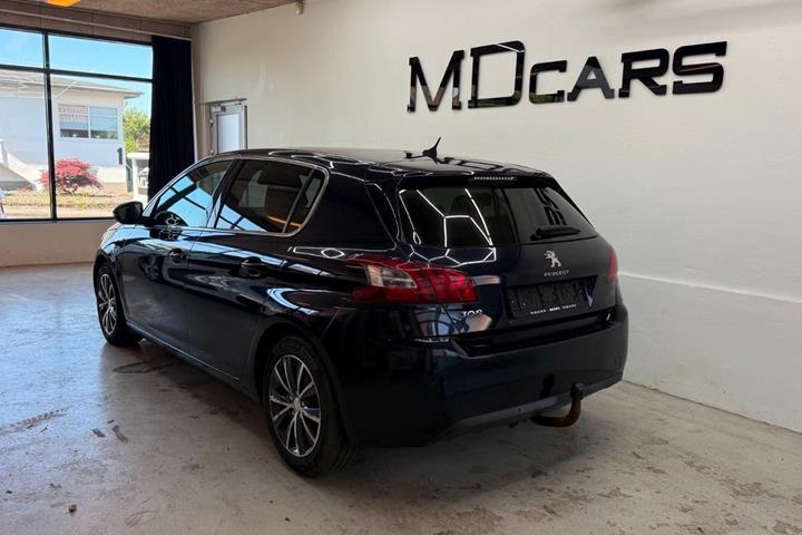 Blå Peugeot 308 fra 2016