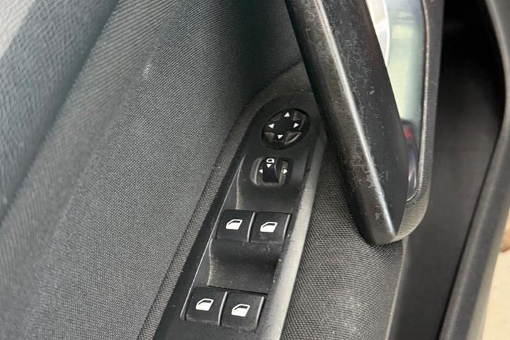 Blå Peugeot 308 fra 2016
