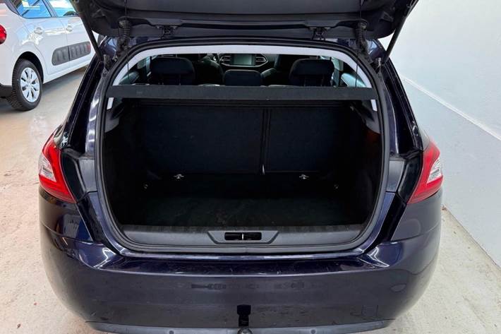 Blå Peugeot 308 fra 2016