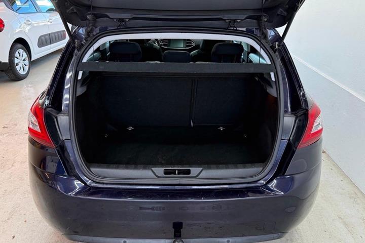 Blå Peugeot 308 fra 2016