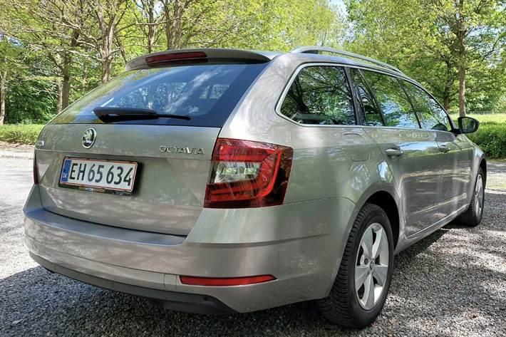 Beige Skoda Octavia fra 2019