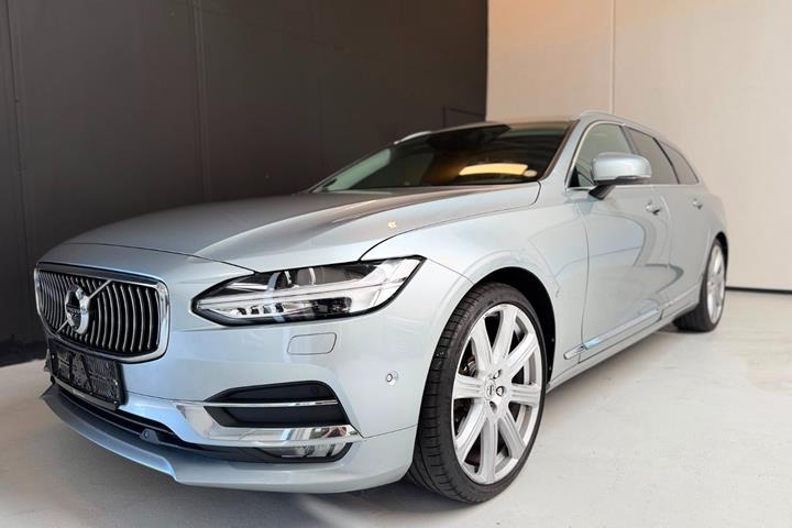 Grøn Volvo V90 fra 2017 set udefra