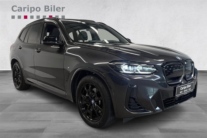 Grå BMW iX3 fra 2022 set udefra