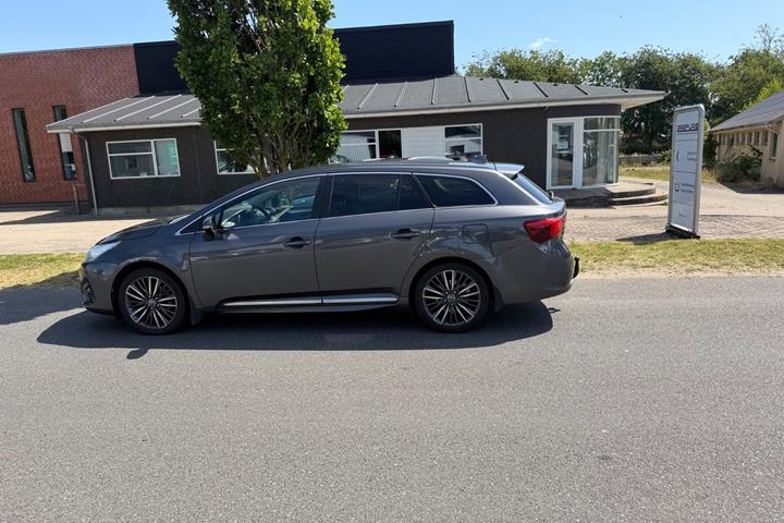 Grå Toyota Avensis fra 2016