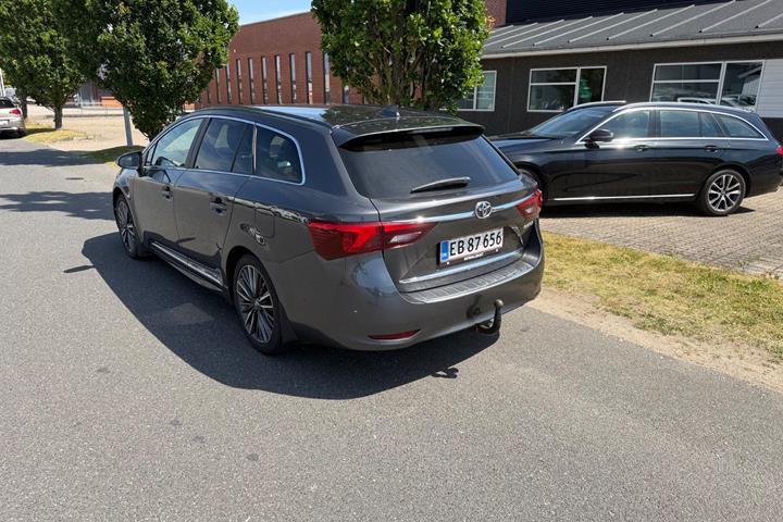 Grå Toyota Avensis fra 2016