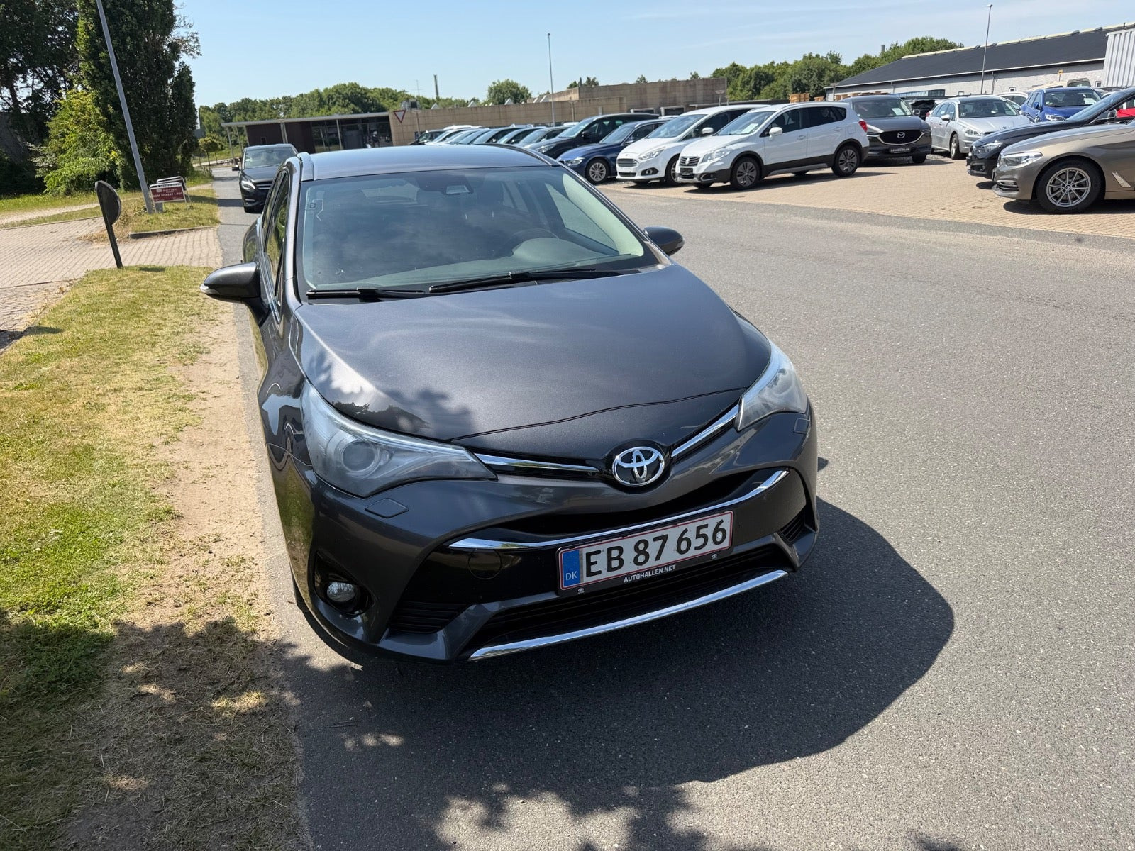 Grå Toyota Avensis fra 2016
