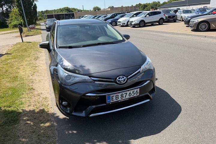 Grå Toyota Avensis fra 2016