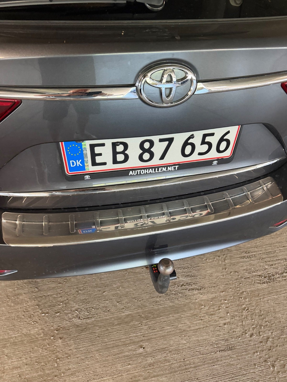 Grå Toyota Avensis fra 2016