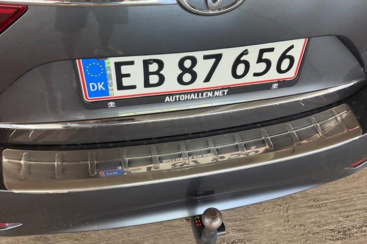 Grå Toyota Avensis fra 2016