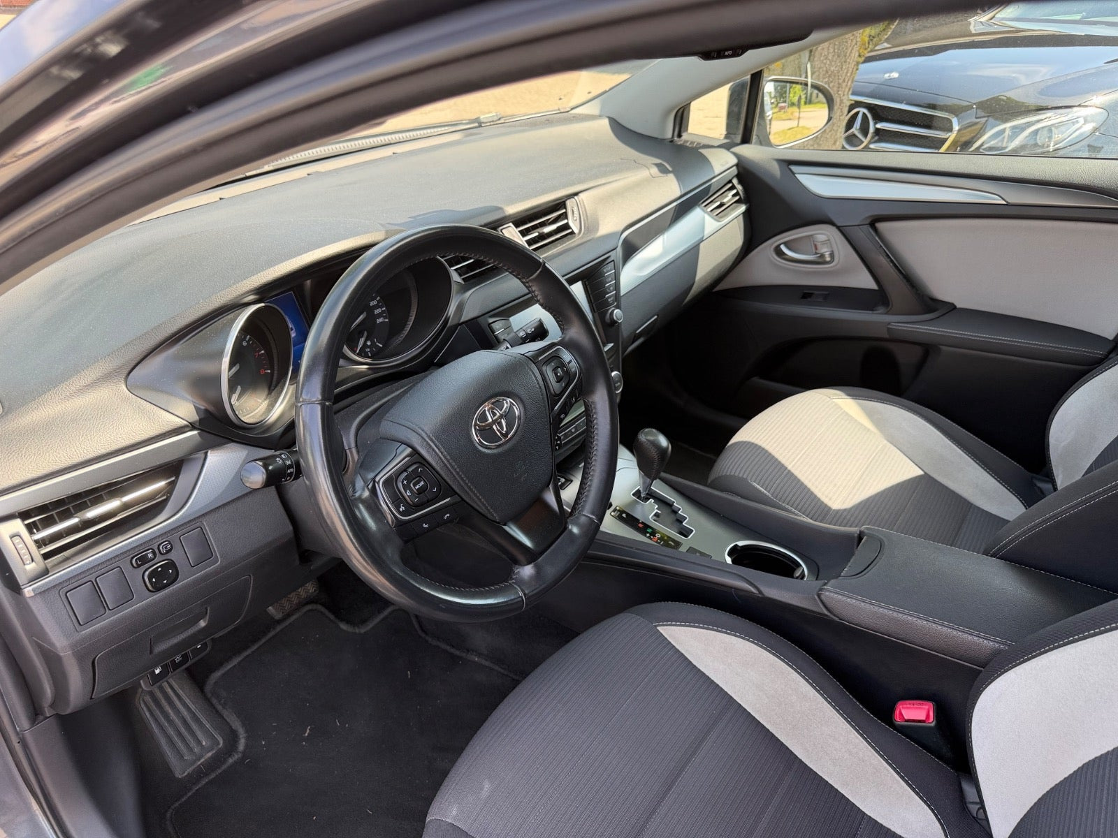 Grå Toyota Avensis fra 2016