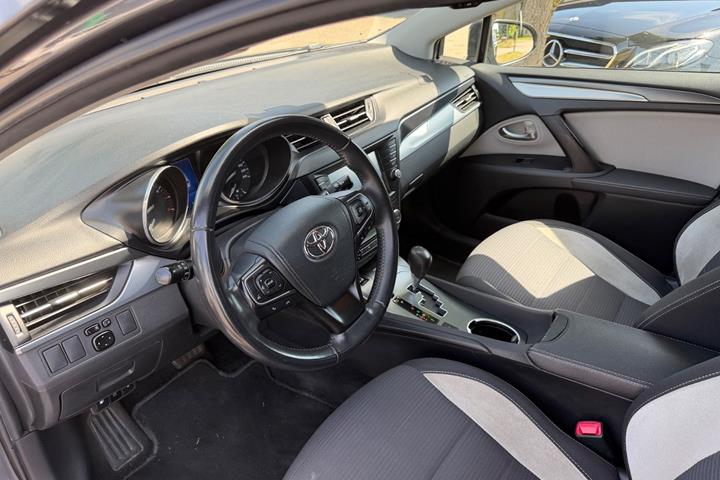 Grå Toyota Avensis fra 2016