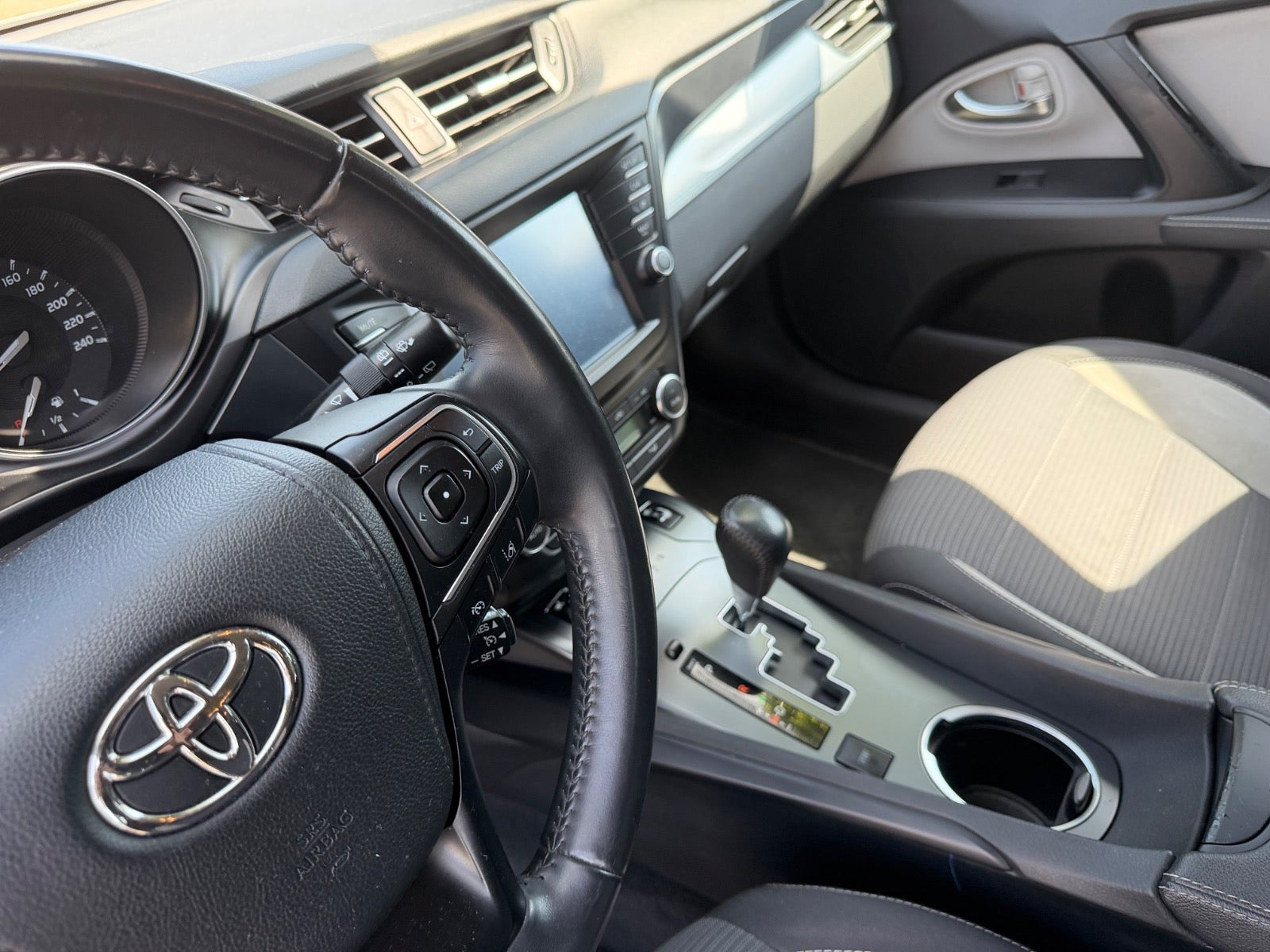 Grå Toyota Avensis fra 2016