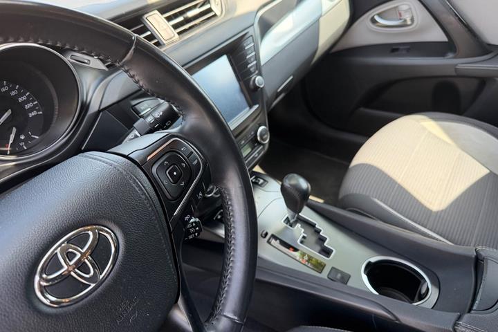 Grå Toyota Avensis fra 2016