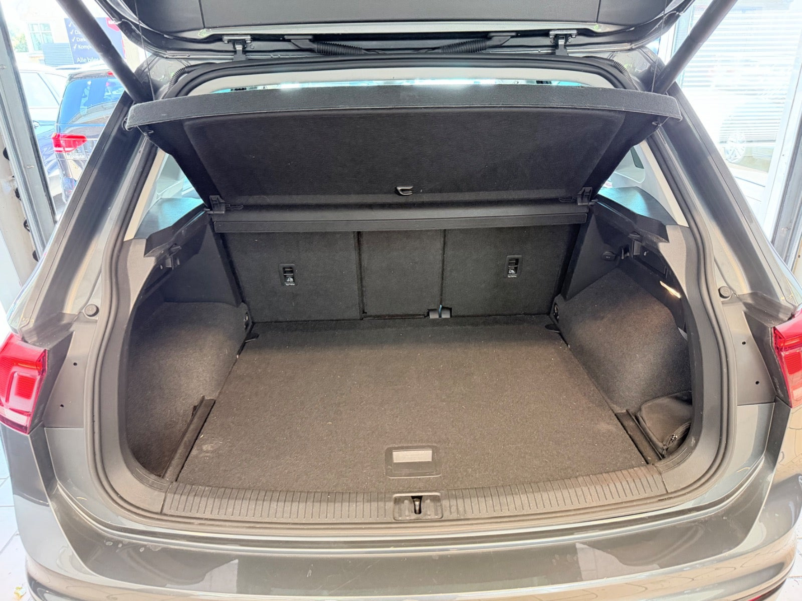 Grå VW Tiguan fra 2020