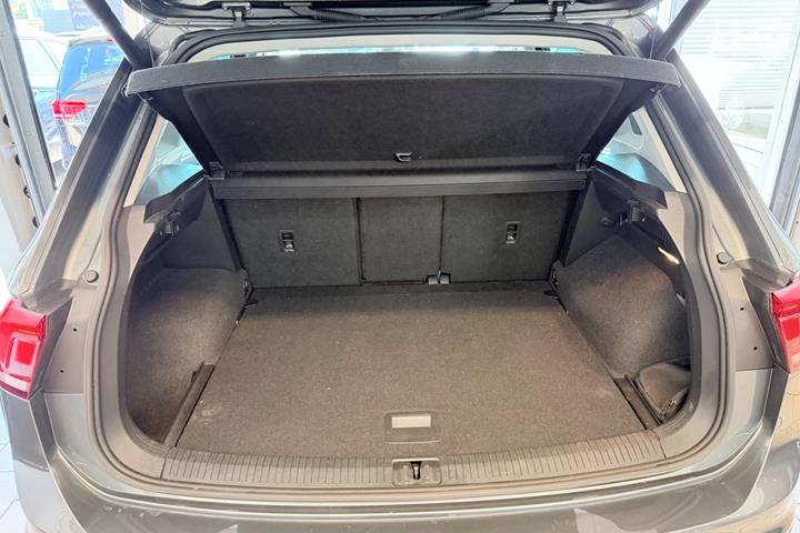 Grå VW Tiguan fra 2020
