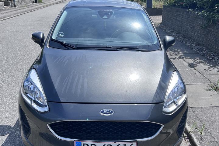 Grå Ford Fiesta fra 2017
