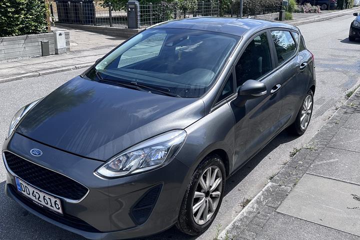 Grå Ford Fiesta fra 2017