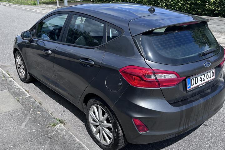 Grå Ford Fiesta fra 2017
