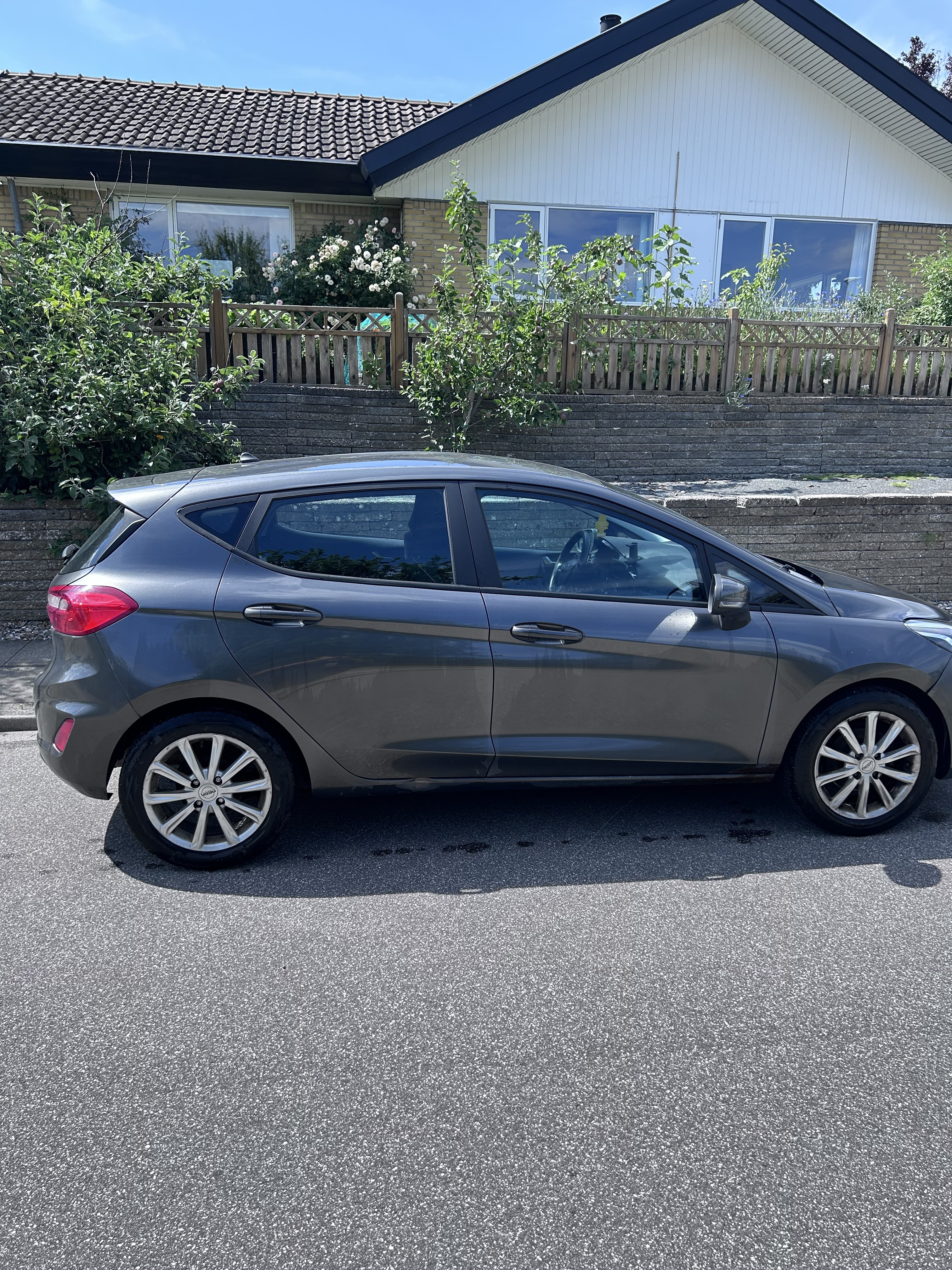 Grå Ford Fiesta fra 2017