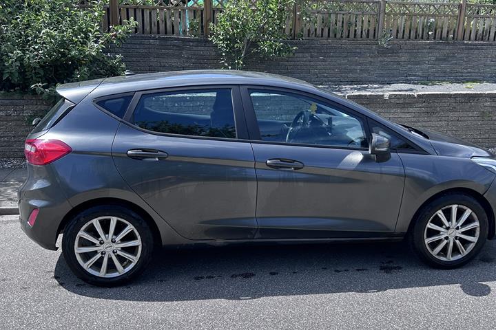 Grå Ford Fiesta fra 2017