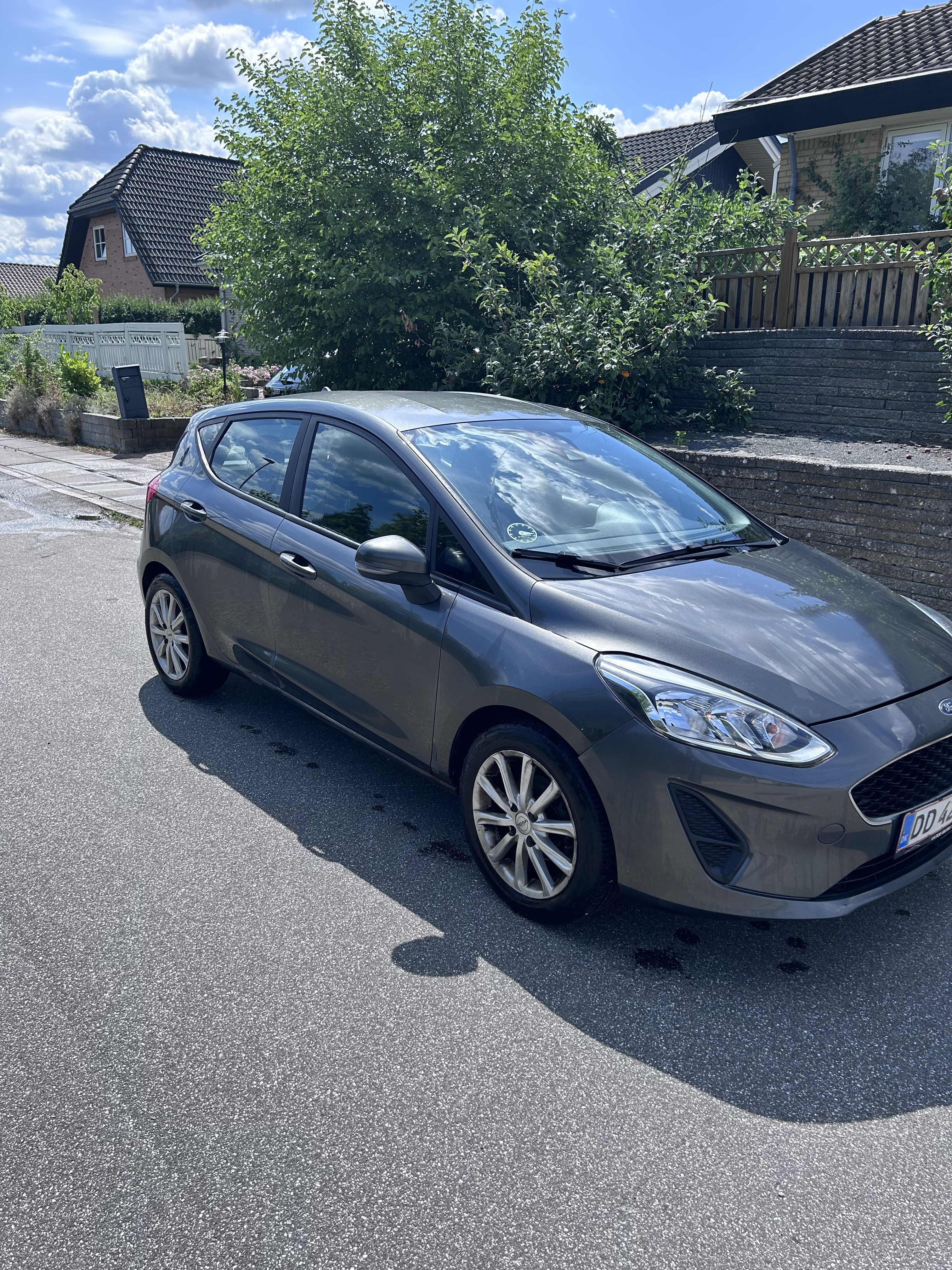 Grå Ford Fiesta fra 2017