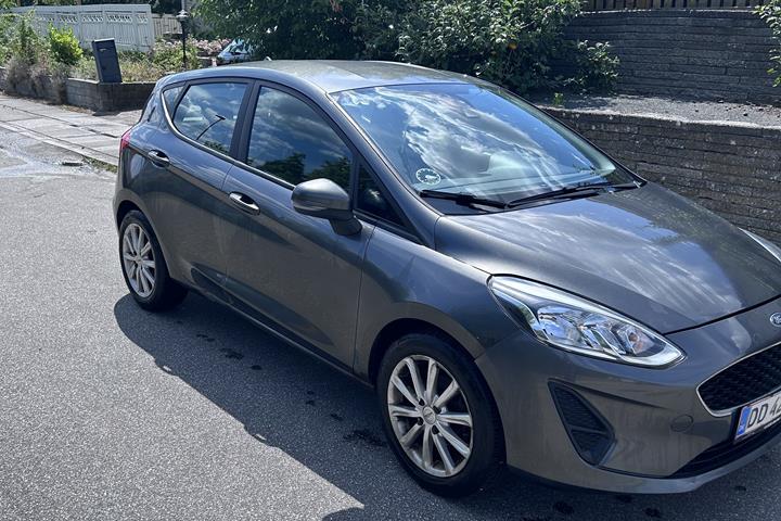 Grå Ford Fiesta fra 2017