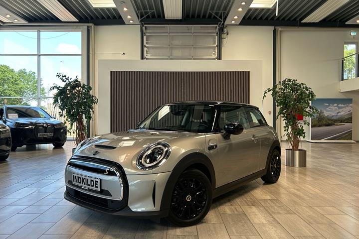 Sølv Mini Cooper fra 2023 set udefra