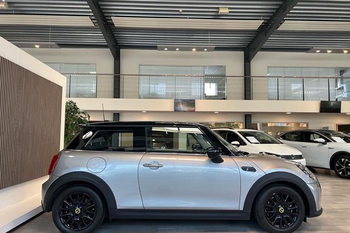 Sølv Mini Cooper fra 2023