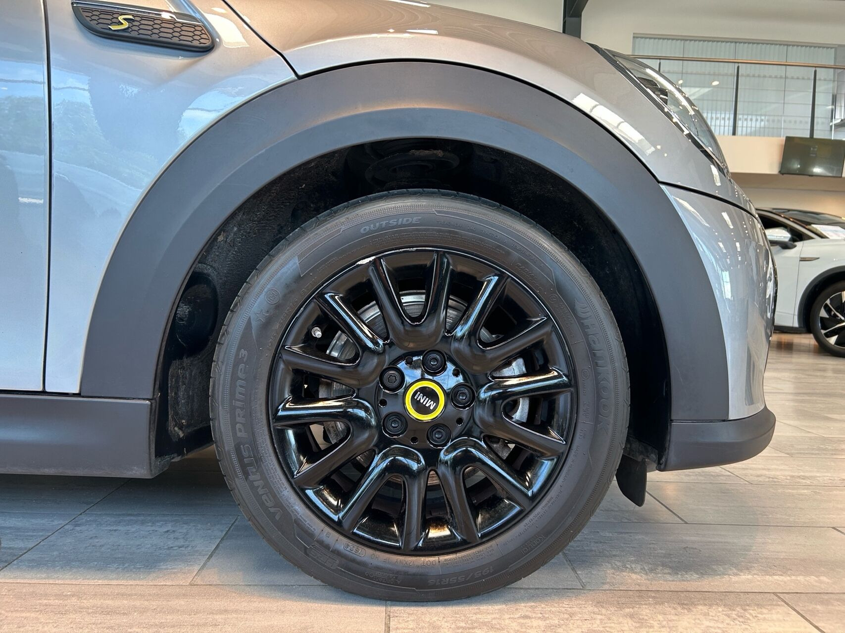 Sølv Mini Cooper fra 2023