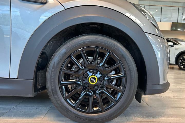Sølv Mini Cooper fra 2023