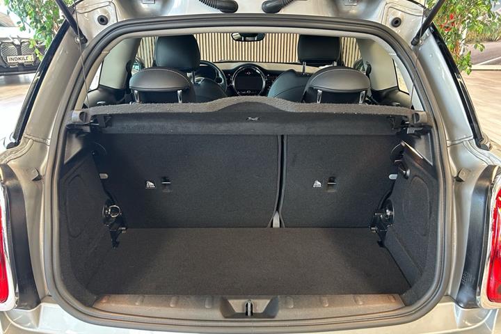 Sølv Mini Cooper fra 2023