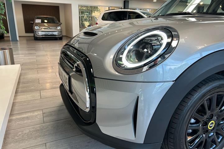 Sølv Mini Cooper fra 2023