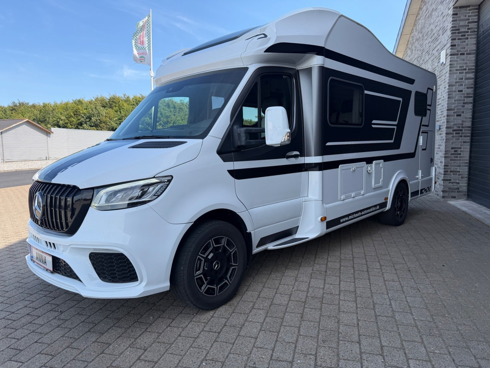 Hvid Mercedes Weinsberg fra 2025 set udefra