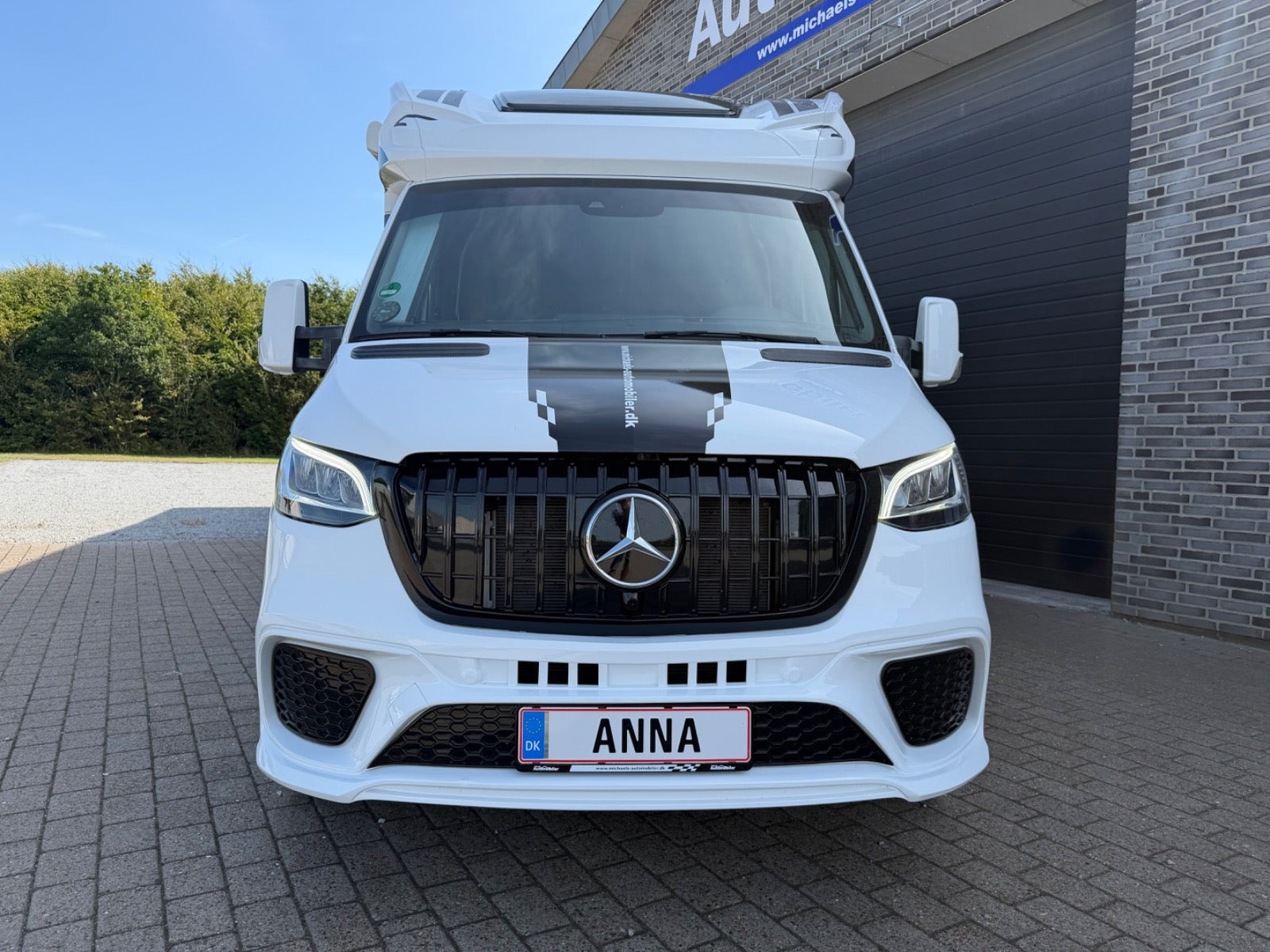 Hvid Mercedes Weinsberg fra 2025 set udefra