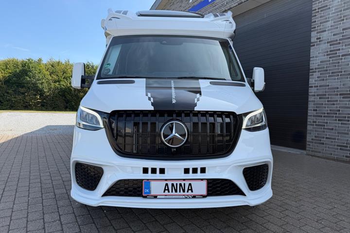 Hvid Mercedes Weinsberg fra 2025 set udefra