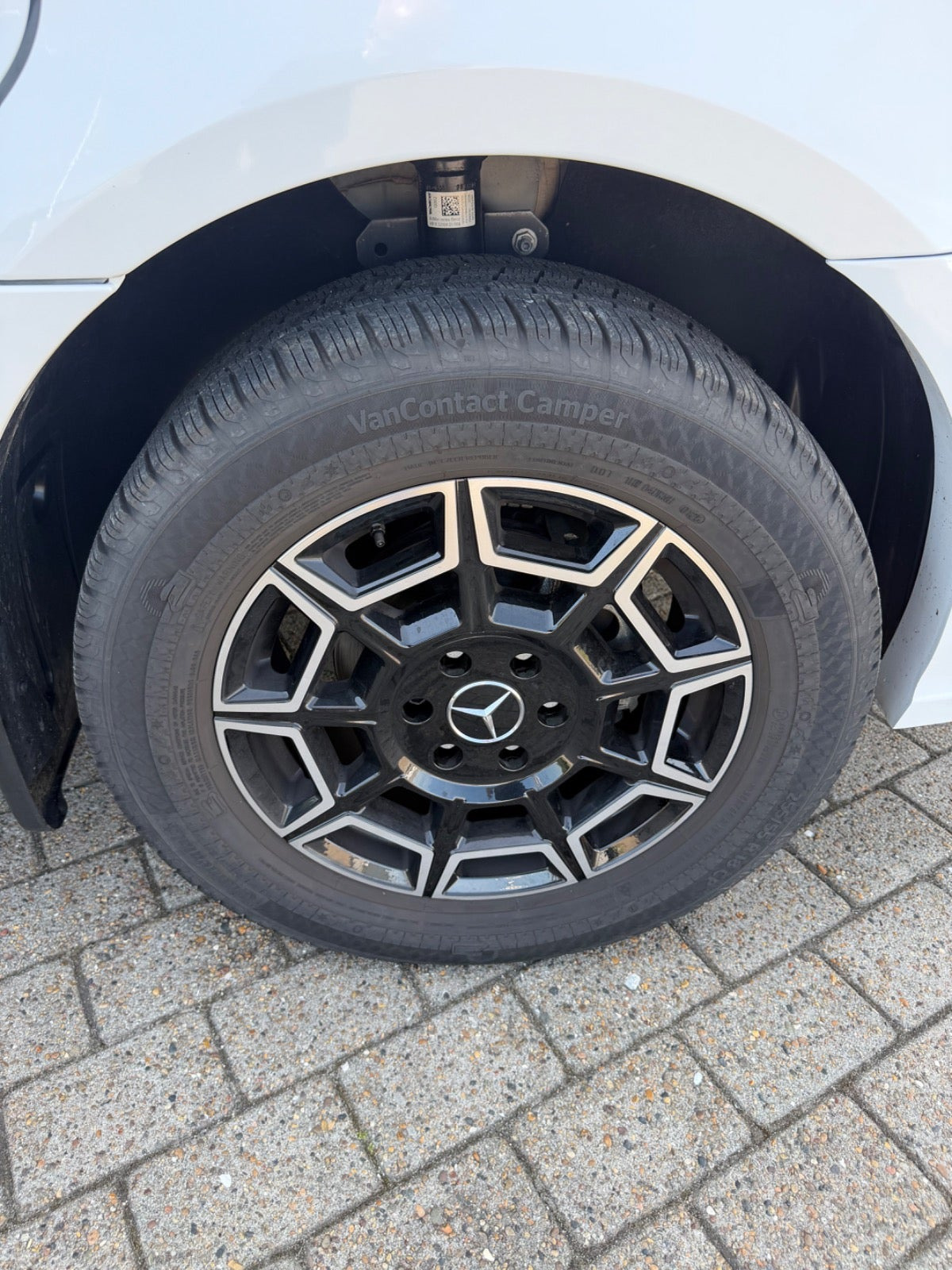 Hvid Mercedes Weinsberg fra 2025 set udefra