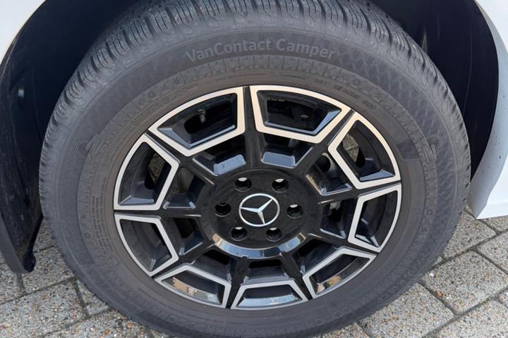 Hvid Mercedes Weinsberg fra 2025 set udefra