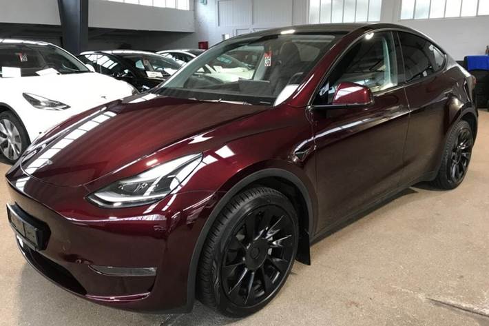 Rød Tesla Model Y fra 2024
