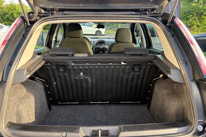 Grøn Fiat Punto fra 2014