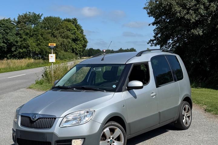 Sølv Skoda Roomster Scout fra 2008 set udefra