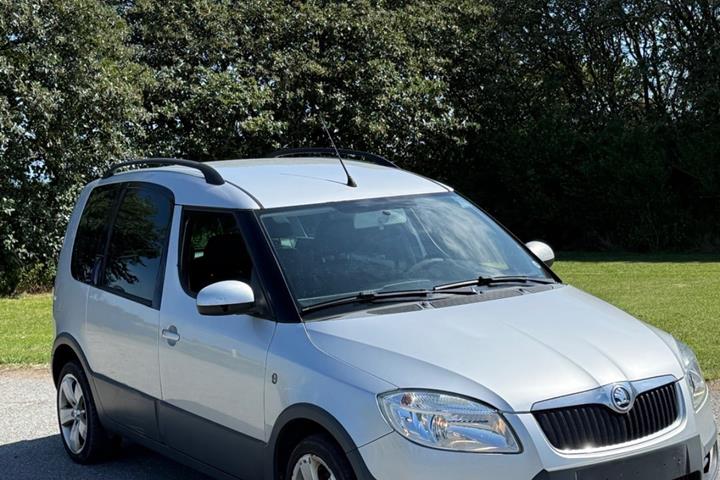 Sølv Skoda Roomster Scout fra 2008 set udefra